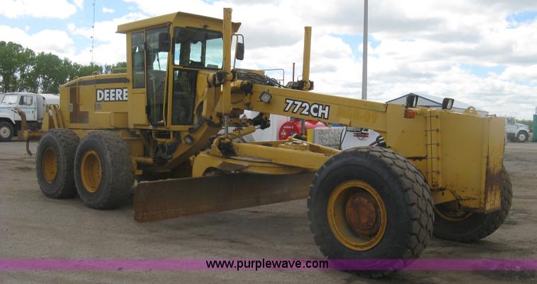 image for item J2817 2001 John Deere 772CH motor grader