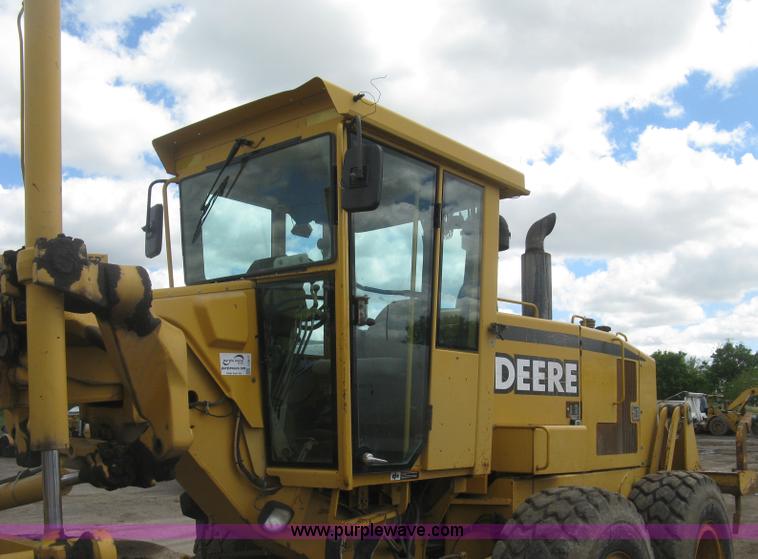 image for item J2817 2001 John Deere 772CH motor grader