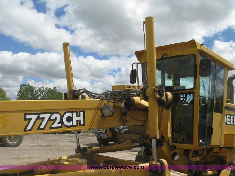 image for item J2817 2001 John Deere 772CH motor grader