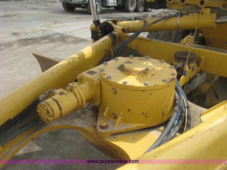 image for item J2817 2001 John Deere 772CH motor grader