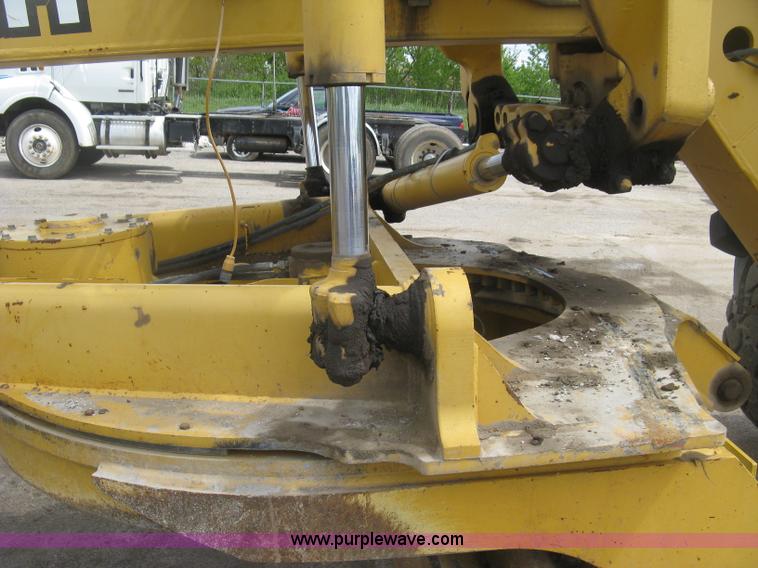 image for item J2817 2001 John Deere 772CH motor grader