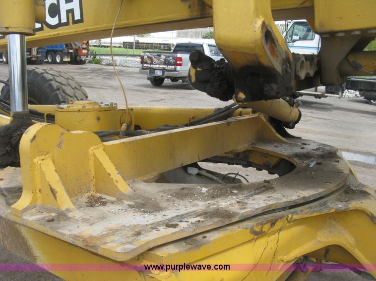 image for item J2817 2001 John Deere 772CH motor grader