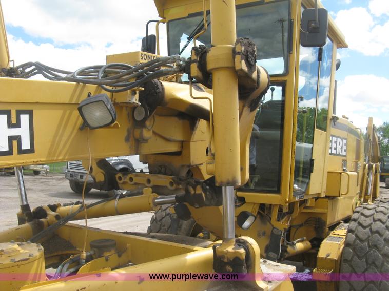 image for item J2817 2001 John Deere 772CH motor grader