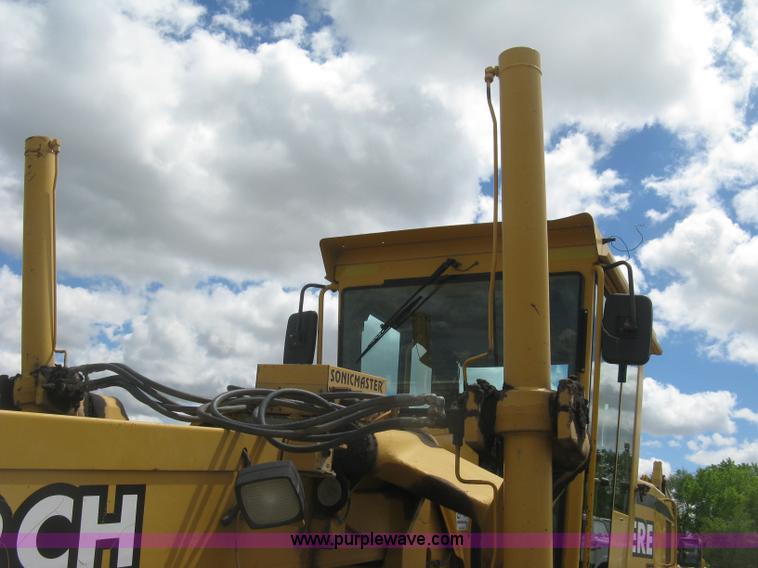 image for item J2817 2001 John Deere 772CH motor grader