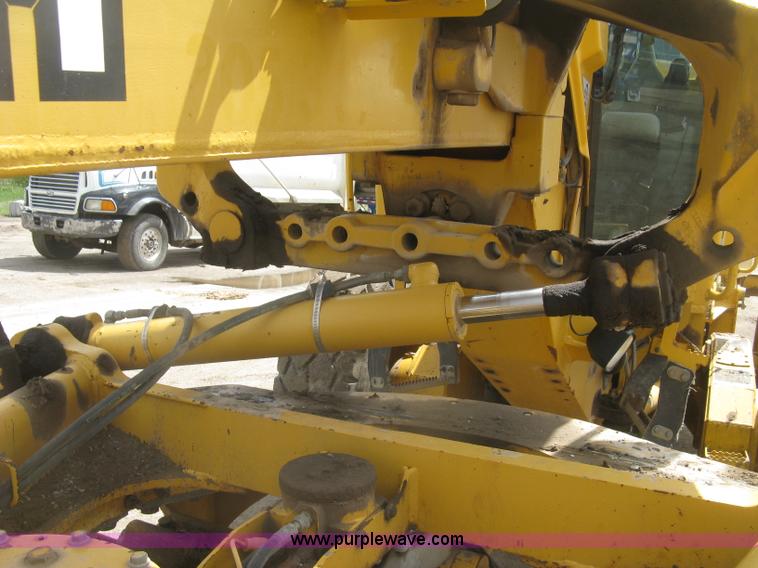 image for item J2817 2001 John Deere 772CH motor grader