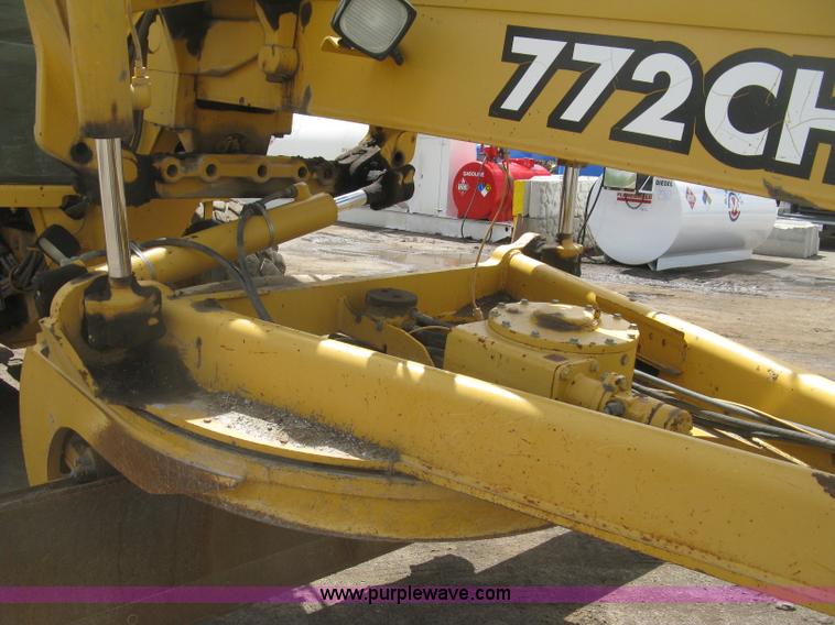image for item J2817 2001 John Deere 772CH motor grader