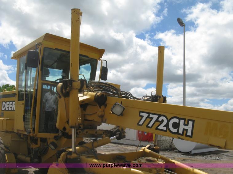 image for item J2817 2001 John Deere 772CH motor grader