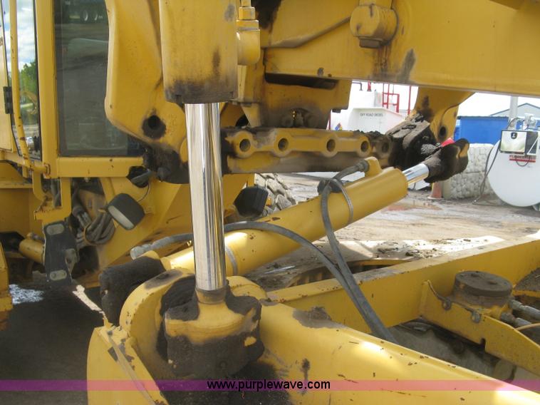 image for item J2817 2001 John Deere 772CH motor grader