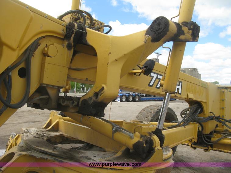 image for item J2817 2001 John Deere 772CH motor grader