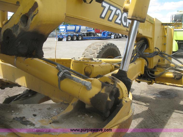 image for item J2817 2001 John Deere 772CH motor grader