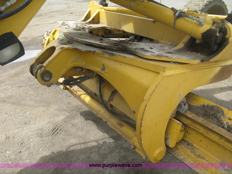 image for item J2817 2001 John Deere 772CH motor grader