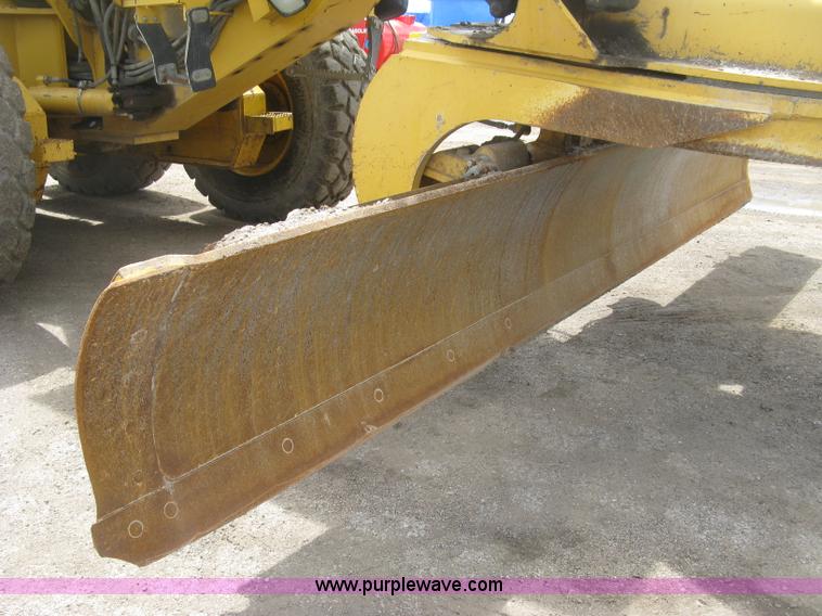 image for item J2817 2001 John Deere 772CH motor grader