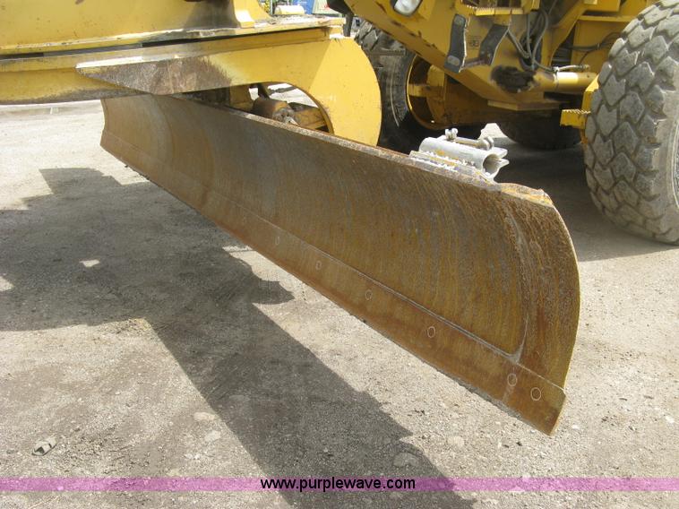 image for item J2817 2001 John Deere 772CH motor grader