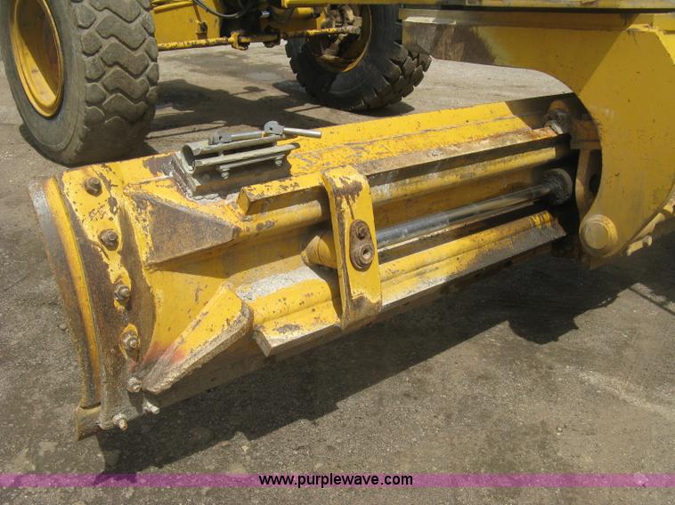 image for item J2817 2001 John Deere 772CH motor grader