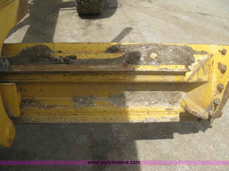 image for item J2817 2001 John Deere 772CH motor grader