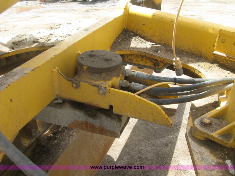 image for item J2817 2001 John Deere 772CH motor grader