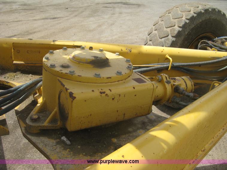 image for item J2817 2001 John Deere 772CH motor grader