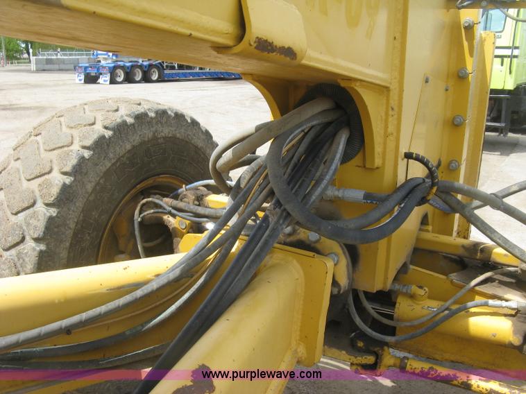 image for item J2817 2001 John Deere 772CH motor grader