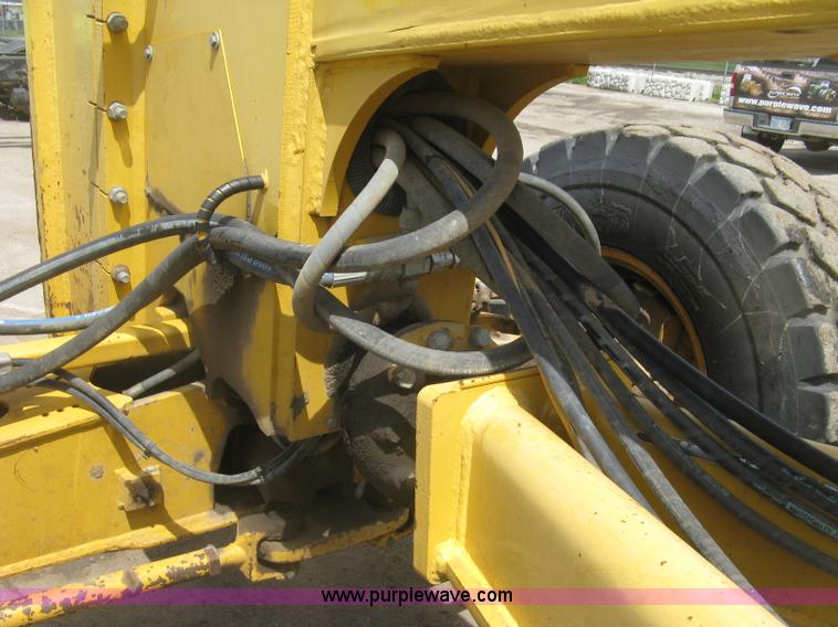 image for item J2817 2001 John Deere 772CH motor grader