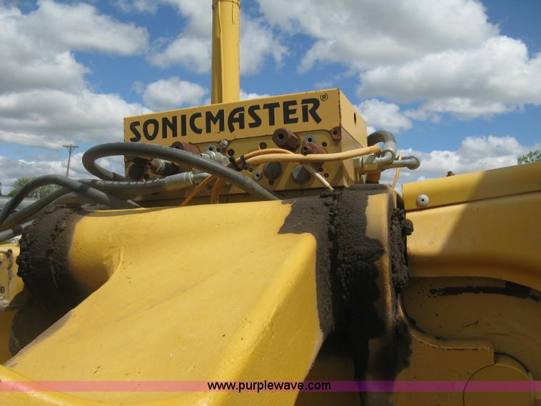 image for item J2817 2001 John Deere 772CH motor grader