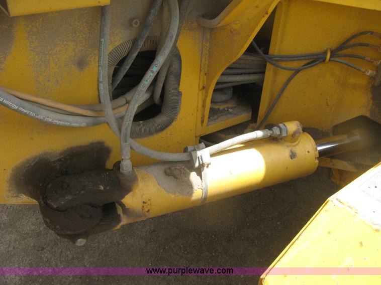 image for item J2817 2001 John Deere 772CH motor grader