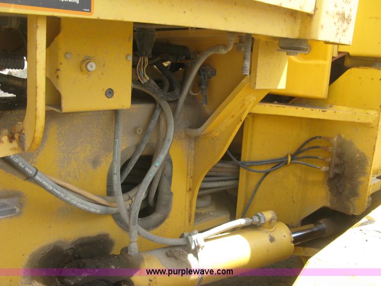 image for item J2817 2001 John Deere 772CH motor grader