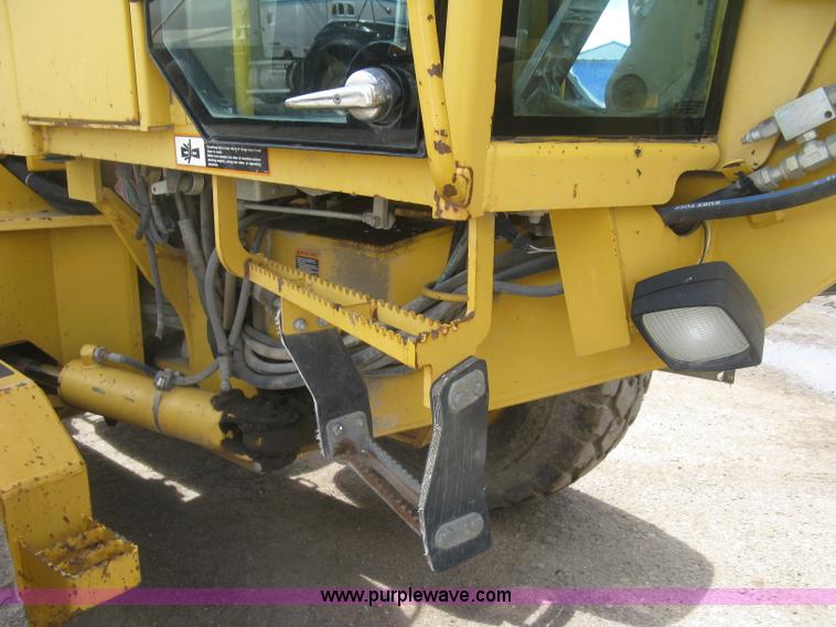 image for item J2817 2001 John Deere 772CH motor grader