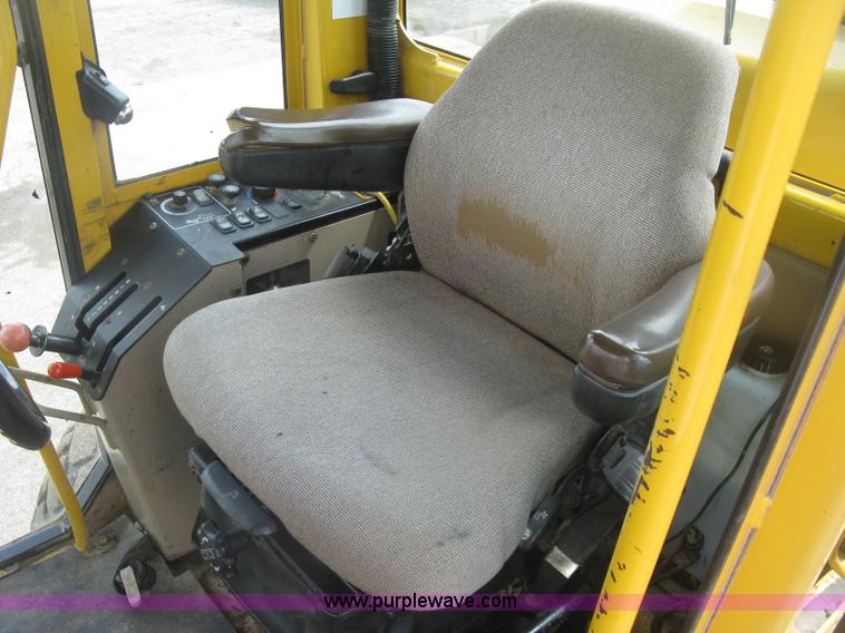 image for item J2817 2001 John Deere 772CH motor grader