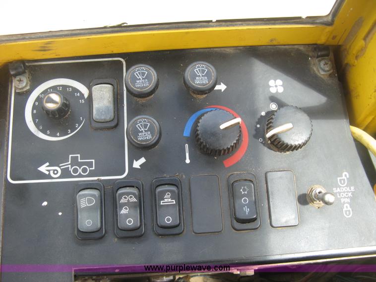 image for item J2817 2001 John Deere 772CH motor grader