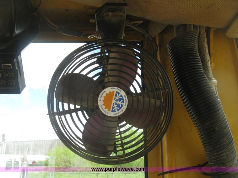 image for item J2817 2001 John Deere 772CH motor grader