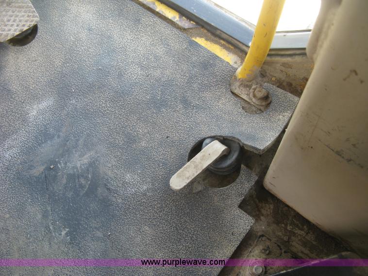 image for item J2817 2001 John Deere 772CH motor grader