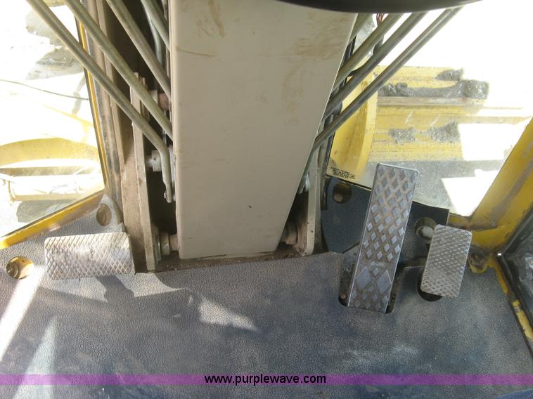 image for item J2817 2001 John Deere 772CH motor grader