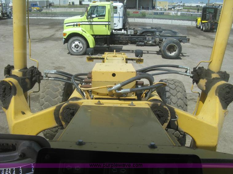 image for item J2817 2001 John Deere 772CH motor grader