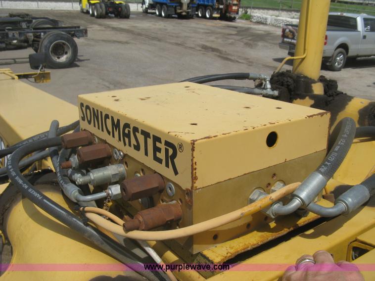 image for item J2817 2001 John Deere 772CH motor grader