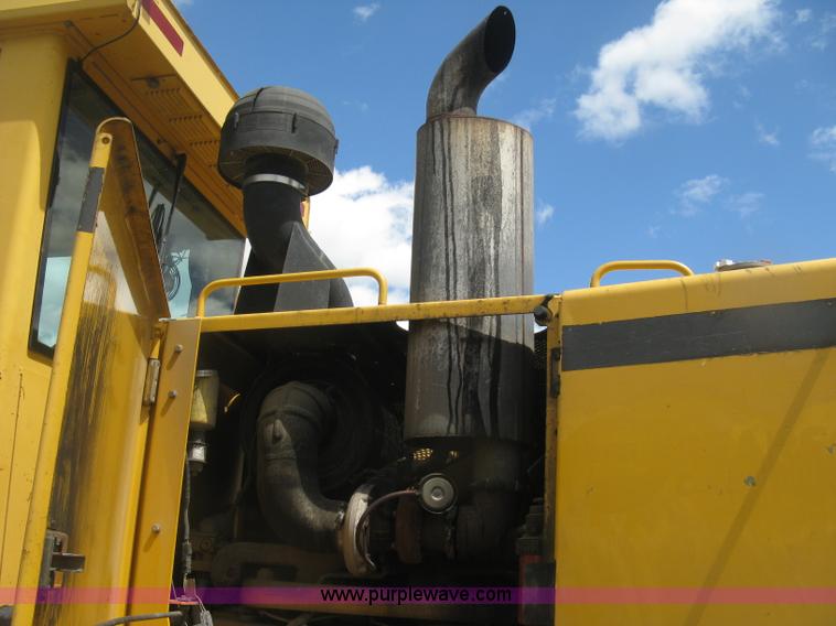 image for item J2817 2001 John Deere 772CH motor grader