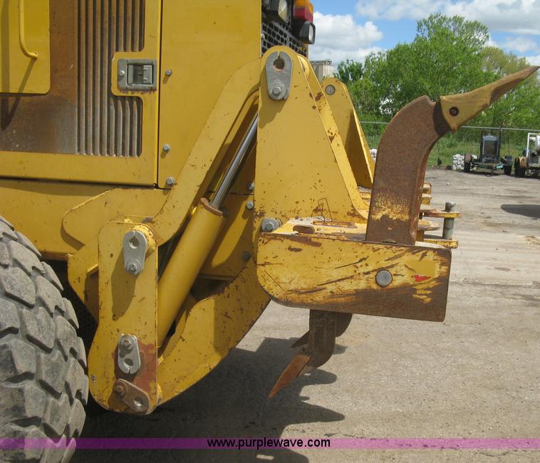 image for item J2817 2001 John Deere 772CH motor grader