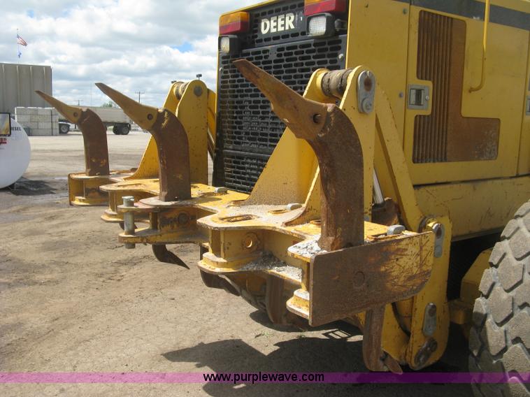 image for item J2817 2001 John Deere 772CH motor grader