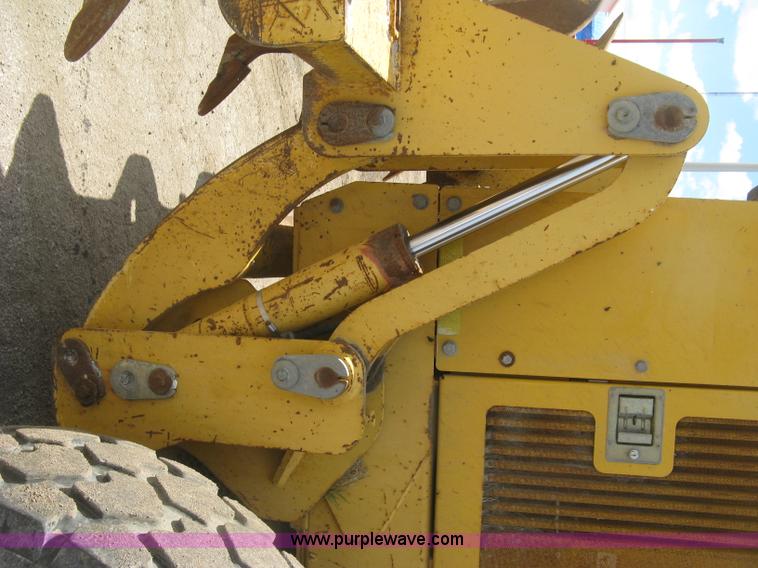 image for item J2817 2001 John Deere 772CH motor grader
