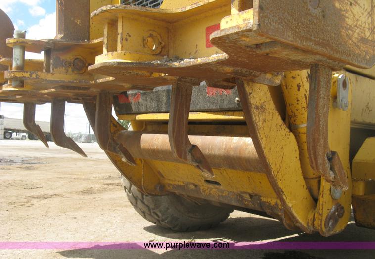 image for item J2817 2001 John Deere 772CH motor grader