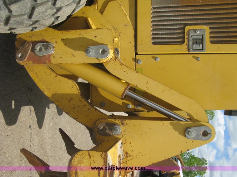 image for item J2817 2001 John Deere 772CH motor grader