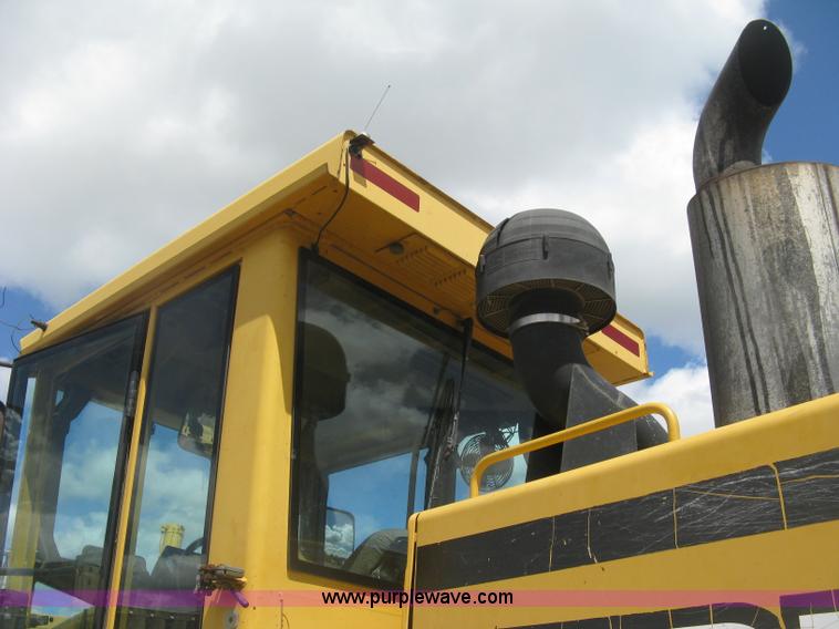 image for item J2817 2001 John Deere 772CH motor grader