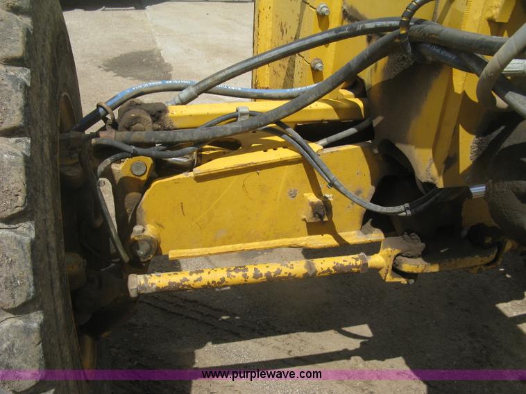 image for item J2817 2001 John Deere 772CH motor grader