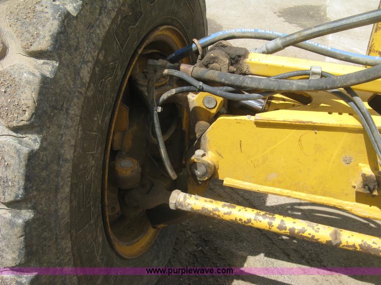 image for item J2817 2001 John Deere 772CH motor grader