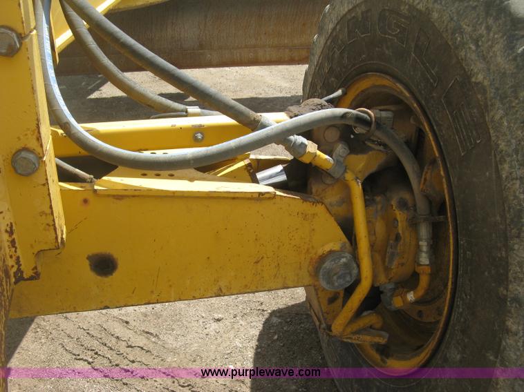 image for item J2817 2001 John Deere 772CH motor grader