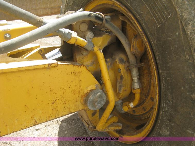 image for item J2817 2001 John Deere 772CH motor grader