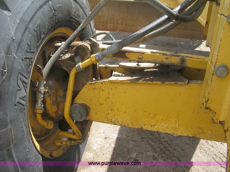 image for item J2817 2001 John Deere 772CH motor grader