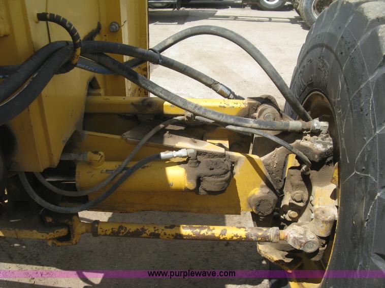 image for item J2817 2001 John Deere 772CH motor grader