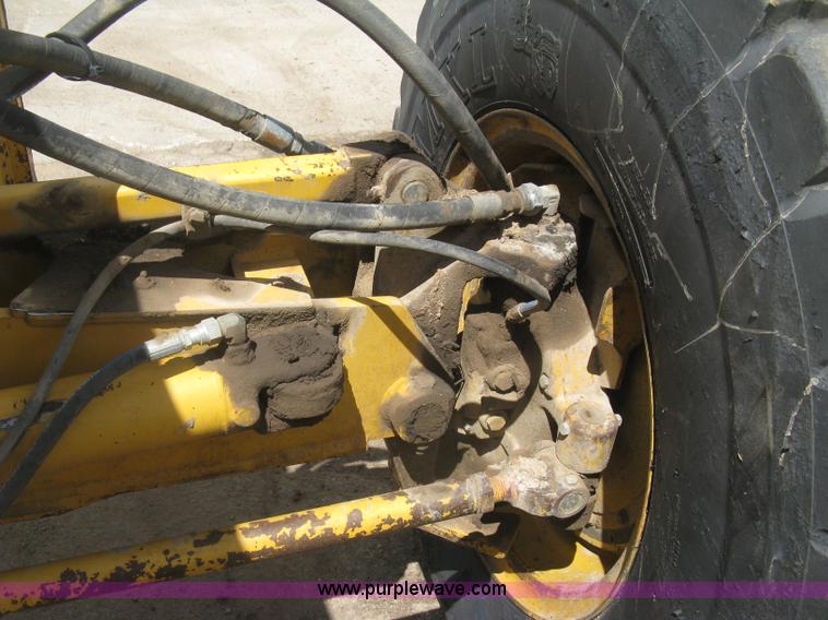 image for item J2817 2001 John Deere 772CH motor grader