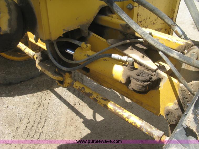 image for item J2817 2001 John Deere 772CH motor grader