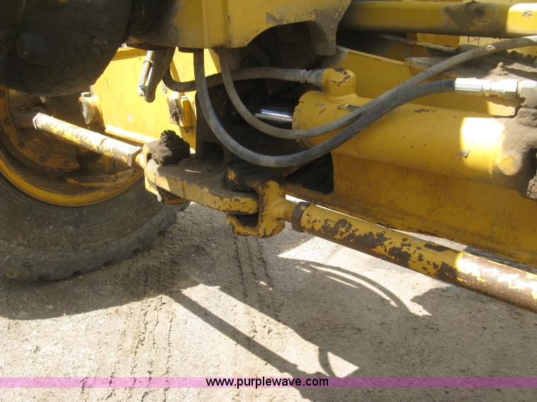 image for item J2817 2001 John Deere 772CH motor grader